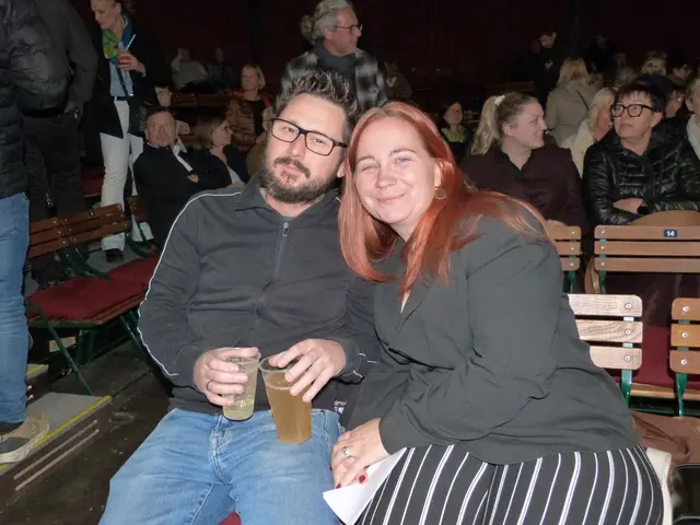 Die Gäste nahmen im Lustspielhaus in Lutzmannsburg Platz und freuten sich auf einen humorvollen Abend. | Foto: Vanessa Wittmann
