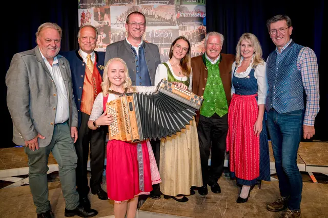 Hausherr Bürgermeister Martin Treffner, Chorleiter Karlheinz Klement, Verena Scharf, WMK-Marketing-Chef Wolfgang König, Chorleiterin Eva Maria Winkler, "Mister Volkskultur" Richi Di Bernardo, Chorleiterin Sylvia Brandstätter und Moderator Josef "Peppi" Rukavina.