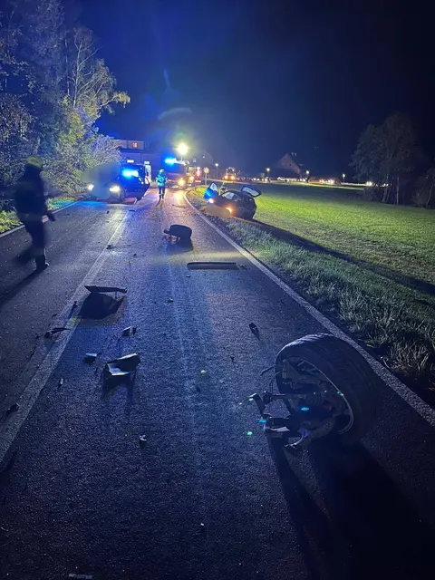 Die Fahrzeugteile waren auf der Straße breit gestreut. | Foto: FF Krems