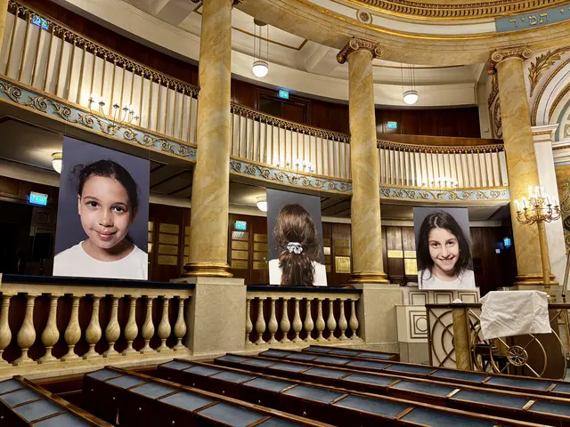 Zehn riesige Porträts von Kindern, fotografiert von Gottfried Helnwein, hängen im Wiener Stadttempel. | Foto: Barbara Schuster/MeinBezirk