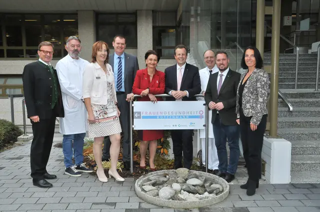 Eröffnung der "Frauengesundheit Rottenmann": Bernd Leinich (Geschäftsführer Gesundheitsfonds), Savo Miocinovic (Ärztlicher Direktor), Silvia Zolda (Pflegedirektorin), Ulf Drabek (Vorstand für Finanzen und Technik der KAGes), Adelheid Stiendl (Betriebsdirektorin), Karlheinz Kornhäusl (Gesundheits-Landesrat), Gerhard Engelmann (Abteilungsleiter für Frauenheilkunde und Geburtshilfe), Marco Triller (Klubobmann der FPÖ), Beatrice Erker (Vorsitzende des Landesstellenausschusses ÖGK Steiermark)
 | Foto: Helmut Fröschl