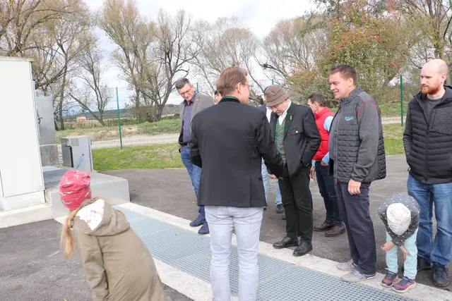 Staunen bei der Betriebsbesichtigung: Unter dem Gitter fließt sauberes Wasser in die Kainach. | Foto: Edith Ertl