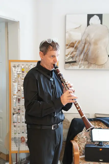 Saxophonist Manfred Spies spiele im Atelier auf.