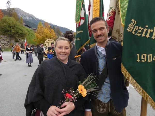 Die Bezirksspitze mit Jessica Partoll und Marcel Pfisterer beim Umzug. 