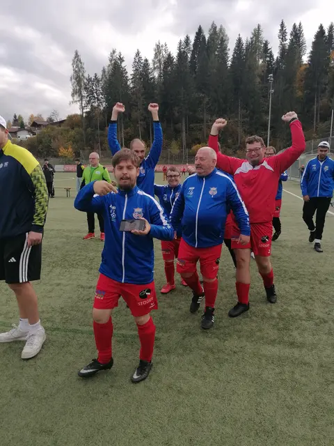 Das Fußballteam der Lebenshilfe Perg/Grein bejubelt den Titel. | Foto: Sabine Kukla