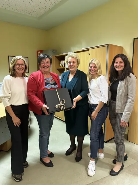 Überraschten mit einem Geschenk: Vizebürgermeisterin Tanja Illedits, Bürgermeisterin Michaela Raber, Landtagspräsidentin a. D. Verena Dunst, Stadträtin Edith Weber, Vizebürgermeisterin Cornelia Kedl-Oswald | Foto: SPÖ Frauen Bezirk Güssing