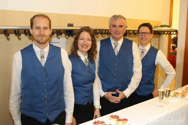 Stefan Seemann, Marlies Erhart, Hans-Peter Berger und Markus Seemann sorgten an der Sektbar für Champagnerstimmung.
