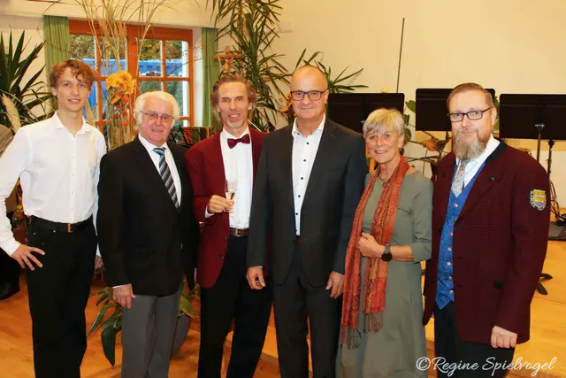 Der gute Draht zur Politik wird vom Musikverein gerne gepflegt.
Jugendreferent Florentin Reichert, Bürgemeister aD Johann Novomestsky, Kapellmeister Wolfgang Jakesch, Bürgermeister Christian Lautner, Bürgermeisterin aD Claudia Bock und Komponist Markus Embacher.