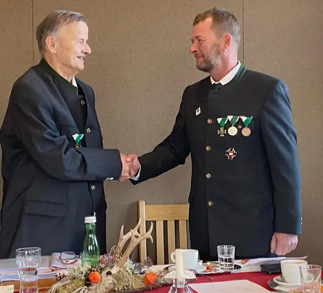 Nachfolger Georg Schwarz (rechts) sprach dem scheidenden Obmann Hans Zach seinen Dank aus. | Foto: Reinbacher