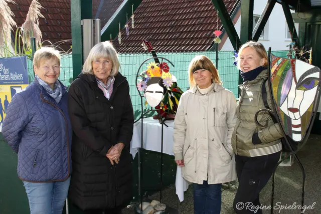 Freundinnen und Nachbarn besuchten die Aussellung von Christine Braunböck.
