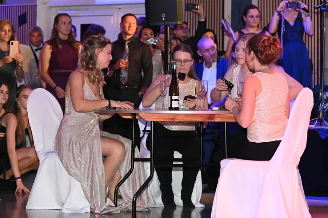 Spiel am Kartentisch  | Foto: Bettina Seidl