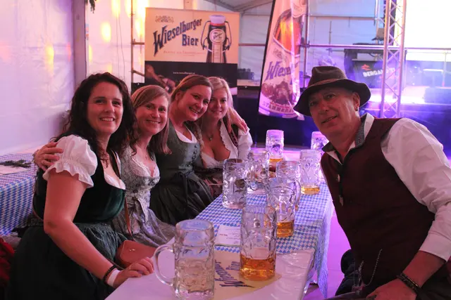 Ausgestattet mit Dirndl und Lederhose wurde in Podersdorf angestoßen. 
