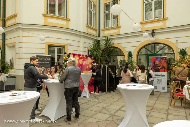 Ausstellungsbereich im Innenhof des Schlosses. | Foto: www.cine-motion.at / Ivanek