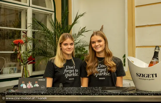 Lena und Schwester Emma halfen bei der Sektausschank. | Foto: www.cine-motion.at / Ivanek