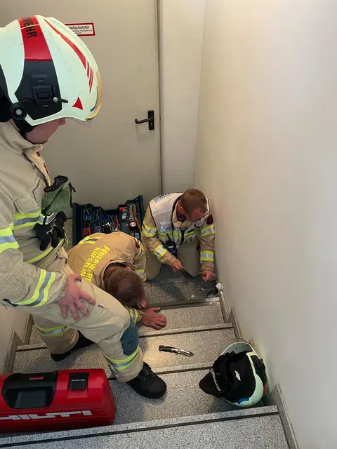 Eine Katze hatte sich im Mauerwerk eines Mehrparteienhauses in Kufstein "eingeklemmt" und kam alleine nicht mehr heraus.  | Foto: ZOOM.Tirol