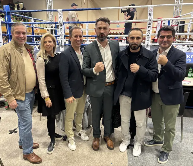 Sport und Politik vereint: Korneuburgs Bürgermeister Christian Gepp (ganz re.) samt Gemeinderäten sowie Veranstaltern.  | Foto: Wolfgang Ilkerl