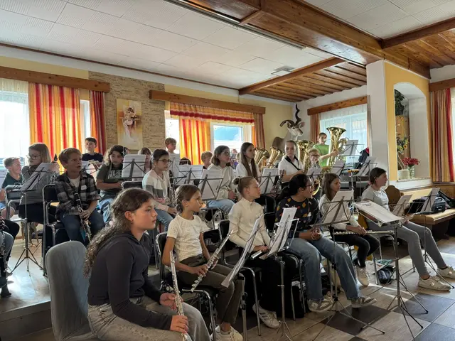Neben Jungmusikanten werden auch Erwachsene gefördert. | Foto: Pinzgauer Blasmusikverband