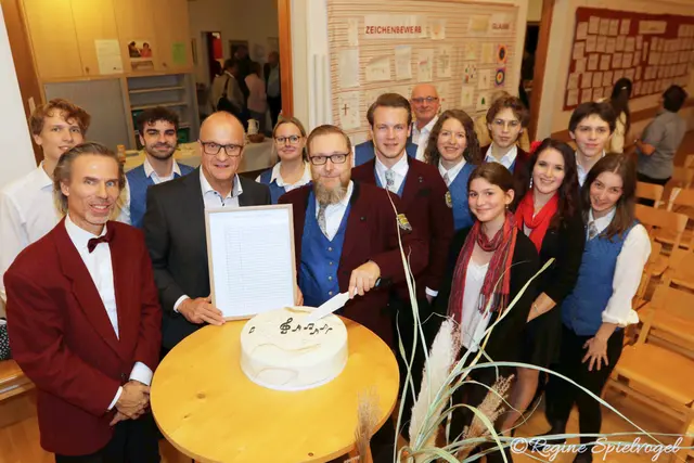 Die Musiker und Musikerinnen des Blasorchesters freuten sich sehr über die Tortenspende von Bürgermeister Christian Lautner. Hier mit Kapellmeister Wolfgang Jakesch und Komponist Markus Embacher beim Tortenanschnitt.