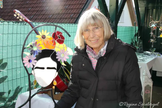 Christine Braunböck mit einer ihrer letzten Arbeiten. Diese stellt Frida Kahlo dar und ist mit einer schmiedeeisenen Halterung versehen. An diesem Tag brachte die Sonne das Kunstobjekt wunderbar zum Leuchten.  