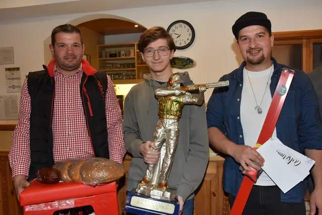 Galanacht des Schützeneins Pabneukirchen. 60 Jahre Schützenverein. Ehrung der Staats-, Landes und Ortsmeister 2025. Luftgewehr Ortsmeisterschaften Andreas Tremetsberger (2.), Julian Mayrhofer (1.), Gerald Rumetshofer (3.).  | Foto: Zinterhof