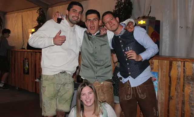 Gute Laune in Podersdorf: Bis spät in der Nacht wurde am Oktoberfest gelacht und getanzt.