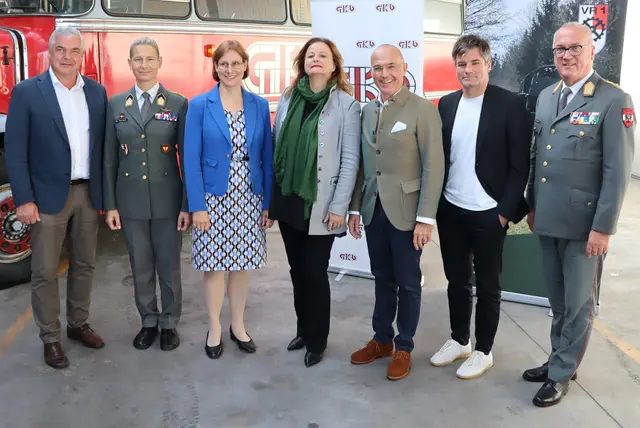 Karl Bohnstingl, Jasmin Krutzler, Barbara Kleinert, Claudia Holzer, Gerald Klug, Wolfgang Moitzi, Heinz Zöllner (v.l.) bei der 90-Jahr-Feier | Foto: Gerhard Langmann