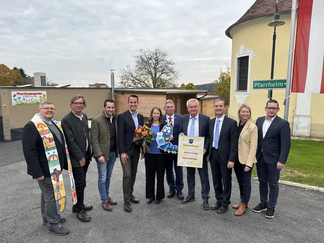 Zahlreiche Ehrengäste folgten der Einladung von Bürgermeister Günther Müller (5.v.l.).  Landeshauptmann-Stv. a.D. Anton Lang  (4.v.l.) wurde zum Ehrenbürger der Gemeinde erkläart. | Foto: MeinBezirk/ Christian Zechner