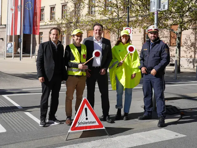 Kürzlich wurde die neue Lotsenkleidung vorgestellt. Im Bild: Martin Pfanner vom KFV (li.), LR René Zumtobel (Mitte) und der Leiter der Landesverkehrsabteilung der Polizei Tirol, Enrico Leitgeb (re.). | Foto: Land Tirol/Knabl