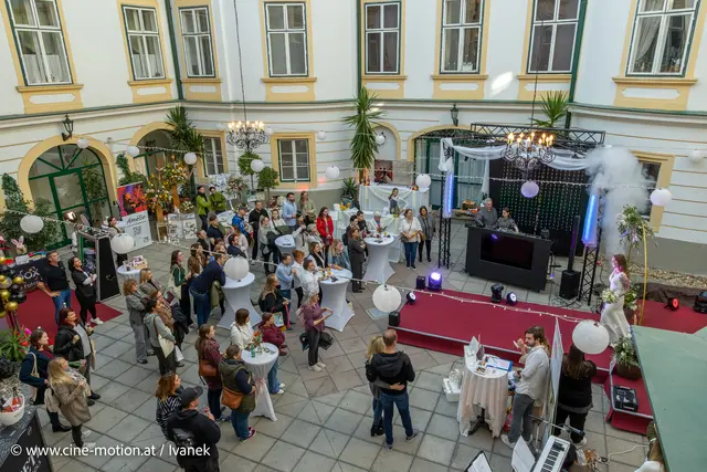 Modeschau im Innenhofbereich. | Foto: www.cine-motion.at / Ivanek