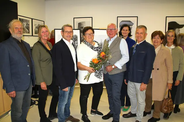 v.l.n.r: Walter Hoffelner, Monika Hausleitner, Bgm. Harald Grubmair, Gerti und August Schildberger, Andrea Wimmer, Thomas Ferchhumer, Gertrude Finzinger und Claudia Radinger von Art im Dorf