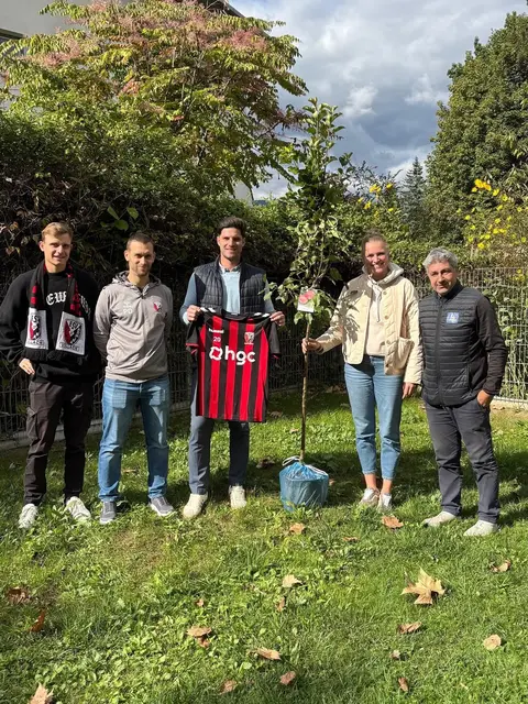  v.l.: Spieler Nico Winkler, Co. Trainer Philipp Daross, Kapitän Julian Fuhrmann, Leiterin Elena Hofer, Sportlicher Leiter Siegfried Mödritscher | Foto: Admira Villach