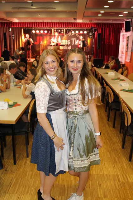 Laura und Anna-Laura genossen den Ball in Sistrans.