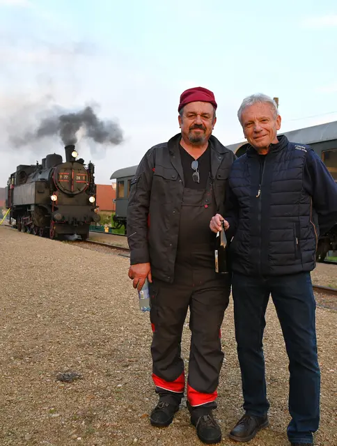 Lokführer Franz Schimpfhuber und Wolfgang Schreiber am Bahnhof in Emmersdorf | Foto: Gerlinde Siebenhandl