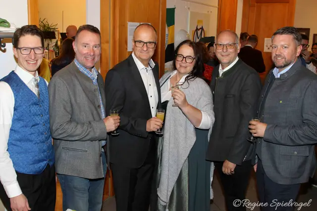 Das Konzert "Gemischter Satz" war auch ein Treffen der Bürgermeister der Region. Am Foto: GR Markus Seemann, Bgm. Josef Rothensteiner, Bgr. Christian Lautner, GR Magda Wittmann, GR Christian Umshaus, Bürgermeister Paul Porteder.