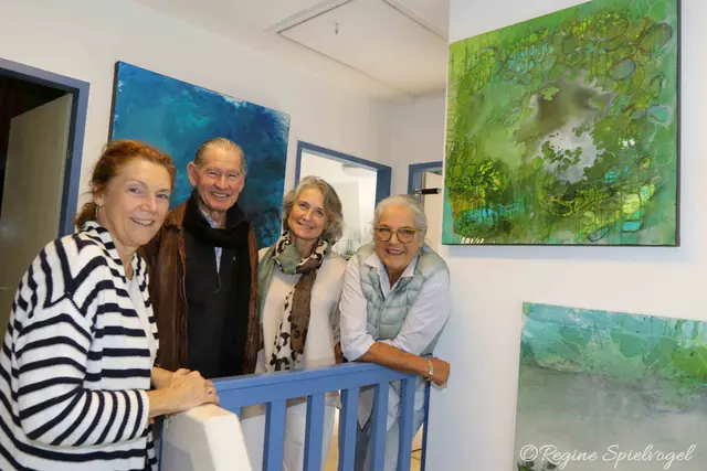 Bestaunten die Werke von Christine Foetsch: Martina Schmidt, und Eva und Andrew Malasky.