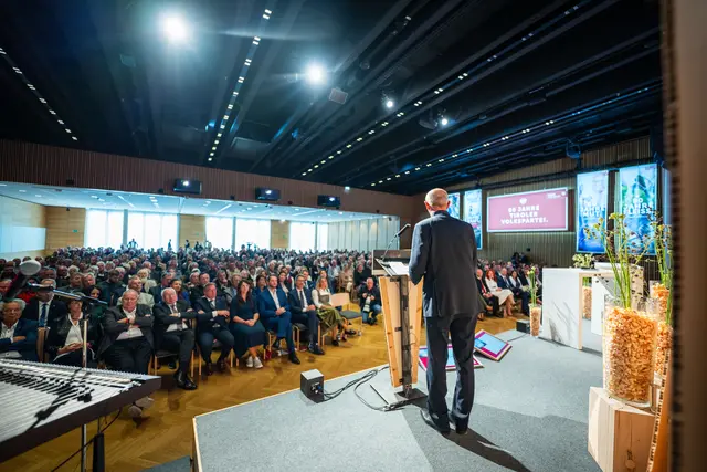 80 Jahre Tiroler Volkspartei: LH Anton Mattle bei seiner Ansprache. | Foto: VP Tirol/Allaweil