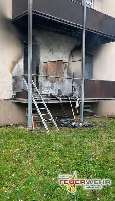 Samstagmittag stand in Leoben-Donawitz ein Balkon im Hochparterre in Vollbrand. | Foto: FF Leoben-Stadt