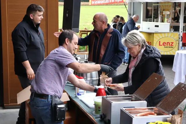Alles auf Kosten des Hauses hieß es beim Essen und Trinken für die Gäste | Foto: Gerhard Langmann