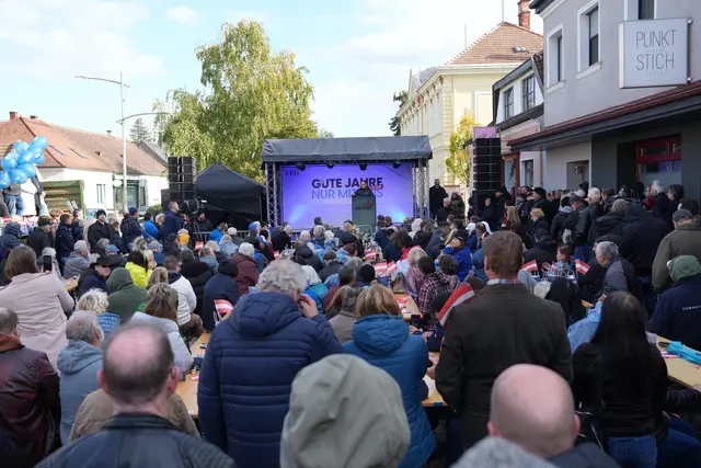 Kickl, Schnedlitz und Petschnig bei der "Gute Jahre"- Tour in Neudörfl.  | Foto: Herbert Kickl/Facebook