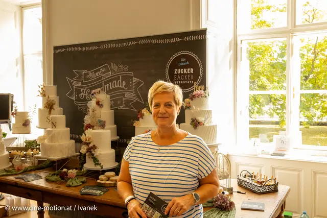 Ute Dittrich aus Mannersdorf präsentiert hier ihre  Zuckerbäcker-Werkstatt mit Kostproben. | Foto: www.cine-motion.at / Ivanek