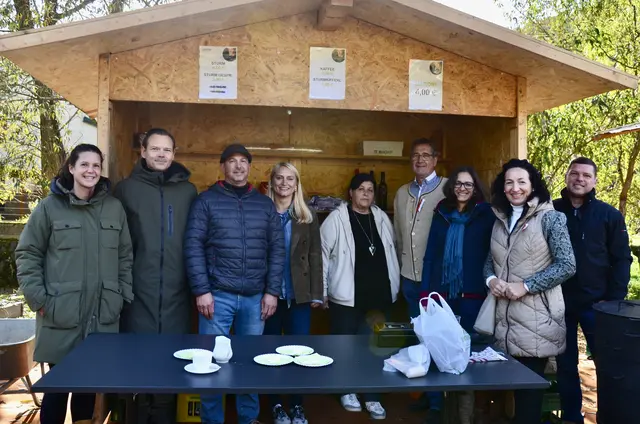 Bürgermeisterin von Scheiblingkirchen-Thernberg Waltraud Ungersböck (re) mit dem Dorferneurungsverein Thernberg | Foto: Elisabeth Peinsipp