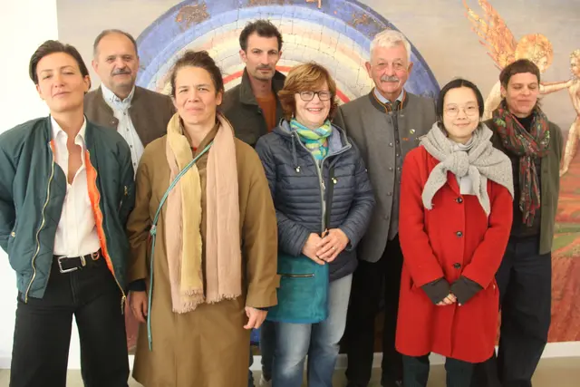 Die Künstler mit Prominenten bei der Neubespielung. | Foto: Raimund Mold