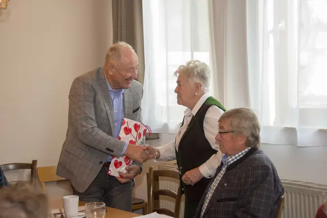 Kassier und Schriftführer Ernst Kulovits bedankte sich auch bei Herta Gruber für ihre vorbildliche Leistung im Rahmen der Seniorengruppe.