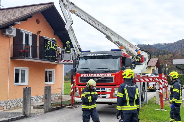 Die FF Bad Goisern hilft bei Rettung aus Obergeschoß. | Foto: FF Bad Goisern