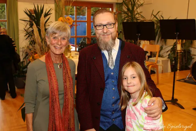 Bürgermeisterin Claudia Bock mit Komponist Markus Embacher und Tochter Anna.