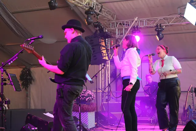 Die Partyband "Uneigenartig" brachte das Zelt in Tanzstimmung.