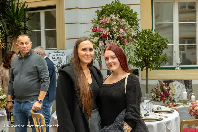 Dominique S. begleitet ihr Cousine, die zukünftige Braut, Julia S am Inspirationskurs. | Foto: www.cine-motion.at / Ivanek