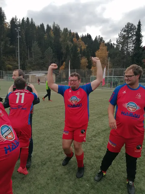Das Fußballteam der Lebenshilfe Perg/Grein bejubelt den Titel. | Foto: Sabine Kukla