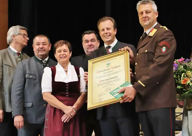 Christian Rainer, Ehrenringträger, langjähriger Gemeinderat und im Gemeindevorstand, wurde mit einer Ehrenurkunde ausgezeichnet.  | Foto: Edith Ertl