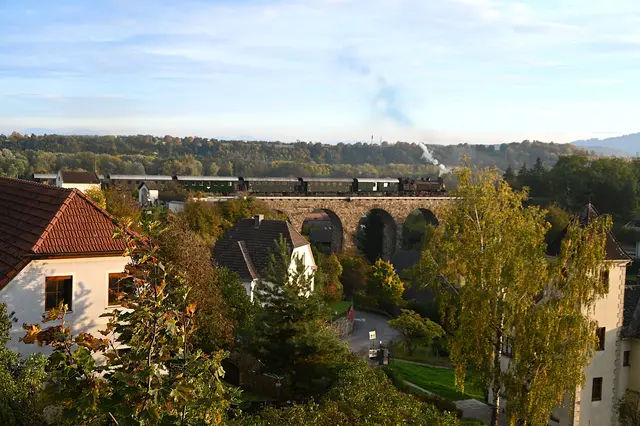 Das imposante Schienenfahrzeug aus dem Jahr 1920 dampfte auf dem Viadukt, ein Wahrzeichen von Emmerdorf, das 1908 fertiggestellt wurde. Der Viadukt erstreckt sich mit acht Bögen über den Taleinschnitt von Emmersdorf und diente als Bahnstrecke für die Donauuferbahn von Krems nach Grein. | Foto: Gerlinde Siebenhandl